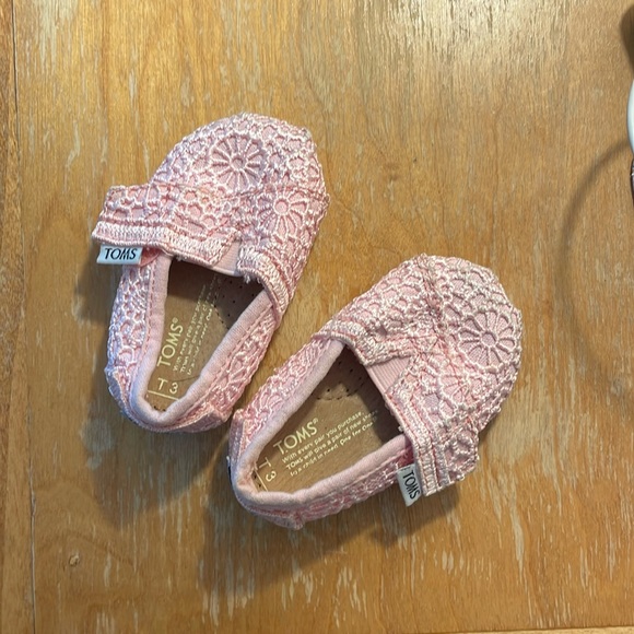 Tom’s shoes in pink, size toddler 3 - Picture 2 of 2